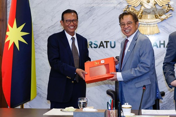 Mengintai Masa Depan: Mengapa FELDA Perlu Berguru dengan 'Formula Sarawak'